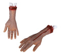 Hand aus latex 31 cm mit blutigen, fleischfarbenen halloween-prop-händen und sichtbaren weißen zähnen am handgelenk