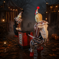 Ein gruseliges bemaltes hölzernes amboss mit rot-schwarzem gestreiftem design im animatronikprodukt 2 clowns auf einer wippe 125 cm