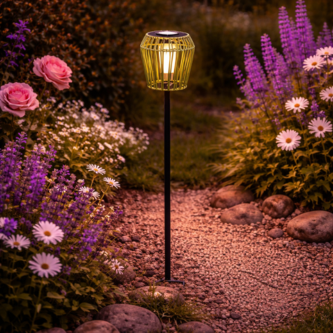 Goldene bambus stil solar gartenleuchte mit schwarzem pfahl und warmweißem flacker effekt in olive
