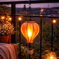 Solar luftballon mit flammeneffekt 20led 45x14cm gelb orange aus glas hängend an balkongeländer