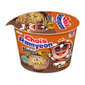 A dampfende schale spicy beef flavoured choi’s ramyeon nudeln in braunem papiertopf mit rotem und weißem branding