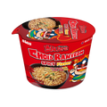 Roter becher instant nudeln choi ramyeon scharfe geschmack mit cartoon-figur auf der verpackung