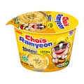Eine dampfende tasse choi’s ramyeon hühnchengeschmack instant nudeln mit gelber verpackung in einem 107g becher