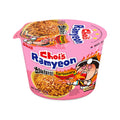 Ein leuchtend pinker becher choi´s ramyeon carbonara 127g mit dampfenden würzigen orangen instantnudeln und cartoonfigur