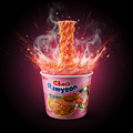 Ein lebendiger pinker becher choi´s ramyeon carbonara instant nudeln mit cartoonfigur und dampf über würzigen orangen nudeln