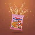 Rosa verpackung von chois bibimmyeon carbonara 131g instant nudeln mit lockigen goldbraunen nudeln oben herausstehend