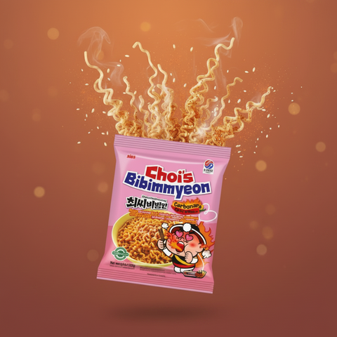 Rosa verpackung von chois bibimmyeon carbonara 131g instant nudeln mit lockigen goldbraunen nudeln oben herausstehend