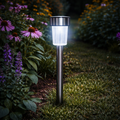 Ein moderner solar-stick basic wegebeleuchtung mit gebürstetem edelstahl und weißem lampengehäuse für helles licht