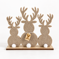 Set aus drei beigen filz-hirschfiguren mit weißen pompon-schwänzen auf holzbasis 14x15x4 cm