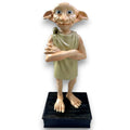 Detaillierte 3d garten statuette von dobby aus harry potter mit verschränkten armen auf schwarzem sockel