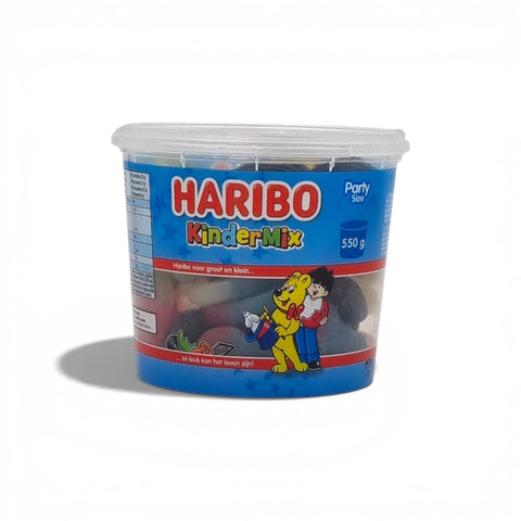 Blauer plastikbehälter mit haribo kindermix gummibonbons 550g mit cartoonbär und kind auf dem etikett