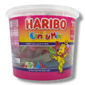 Ein kräftig rosa und gelber haribo candy mix plastikbehälter mit bunter gumminascherei und bär-motiv