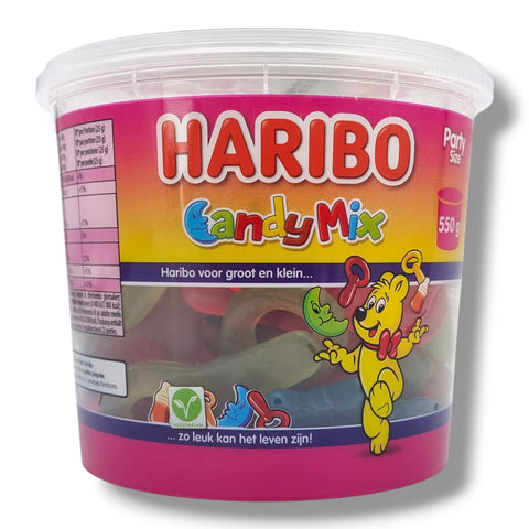 Ein kräftig rosa und gelber haribo candy mix plastikbehälter mit bunter gumminascherei und bär-motiv