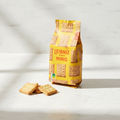 Ein leibniz minis 150g packet mit original gelben minis keksen und auffälliger roter schrift auf der verpackung