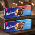 Zwei blaue und rosa bahlsen messino 125g schokoladenüberzogene kekse mit orangenscheiben auf der verpackung