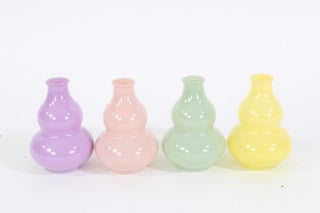 Vier pastellfarbene keramikvasen in kürbisform in lavendel, rosa, mintgrün und gelb, vase