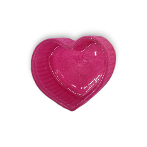 Glänzende fuchsia herzförmige silikon-backform mit gerillter außenfläche und glatter innenfläche aus glas