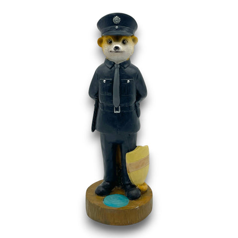 Solar-erdmännchen polizist 30cm meerkat figurine in schwarzer uniform mit silberknöpfen auf holzsockel neben gelbem schild