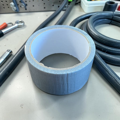Ein rolle klebeband panzer-gewebeband 10m x 48mm in hellblau mit gewebter struktur und weißem innenkern