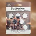 Acht silberne sternfabrik lithium knopfzellen cr2032 batterien in blisterverpackung mit braun weißer kartonrückseite