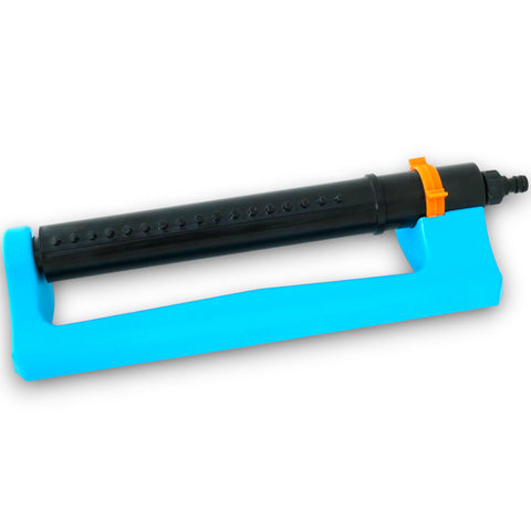 Blauer plastik pendel gartensprenger mit schwarzer düse und orangefarbenem verstellknopf für 224m² reichweite