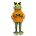 Grüne froschfigur mit orangefarbenem strickpullover 12,5x11x28 cm formt ein herz mit den händen