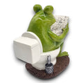 Grüne keramik froschfigur sitzend auf weißem wc 11x8x12 cm mit zeitung in der hand