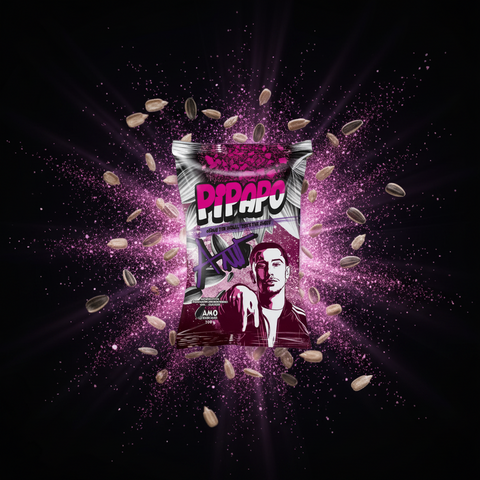 Ein lebhaft pink und schwarz verpackter beutel pipapo geröstete sonnenblumenkerne sweet popcorn 100g mit stilisiertem porträtdesign