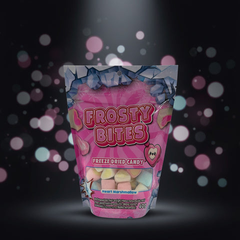Eine lebendige pinke tüte frosty bites gefriergetrocknete herzmarshmallows mit eisblauen akzenten und bunten zuckerherzen