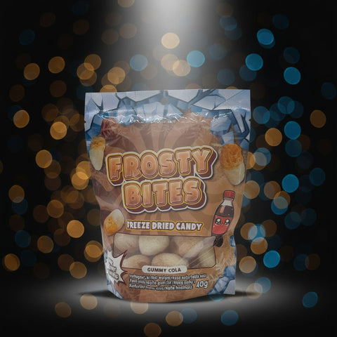 Ein beutel frostige bites gefriergetrocknete gummibärchen cola candy in transparenter plastikverpackung mit bunter cartoonverpackung
