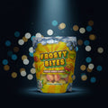 Ein lebhaft gelber beutel frosty bites gefriergetrocknete süßigkeiten mit bunten gummy hamburgers darin