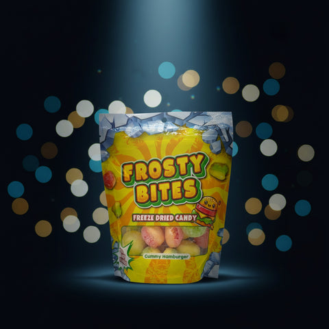 Ein lebhaft gelber beutel frosty bites gefriergetrocknete süßigkeiten mit bunten gummy hamburgers darin