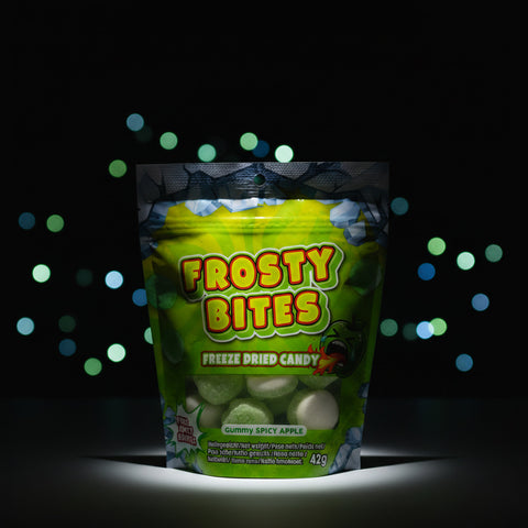 Eine grün-gelbe tasche frosty bites gefriergetrocknete gummi-süßigkeiten mit der geschmacksrichtung gummy spicy apple
