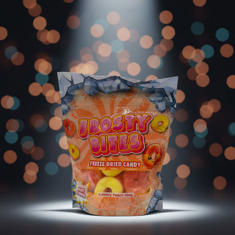 Eine orange-rosa tüte frostybites gefriergetrocknete süßigkeiten mit fruchtigen gummy peach rings