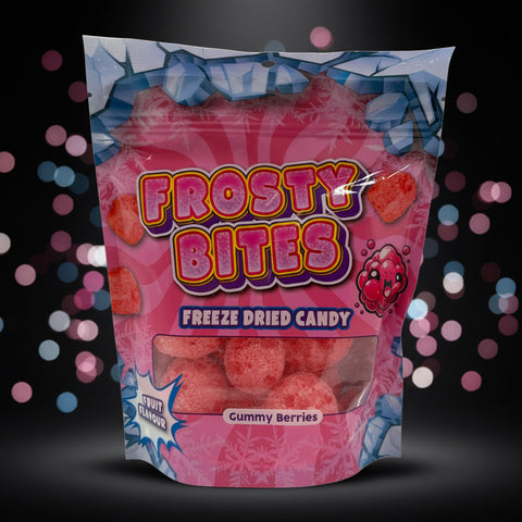 Frosty bites gefriergetrocknete süßigkeiten in pink und lila im klaren plastikbeutel mit eisblauen grafiken