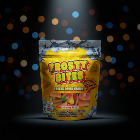 Eine leuchtend gelbe packung frosty bites gefriergetrocknete süßigkeiten mit cartoon-pizzastück und bunten gummies