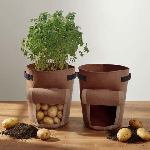 Kartoffel-pflanzensack 45cm aus braunem stoff mit schwarzen trägern und vordertasche mit geernteten kartoffeln