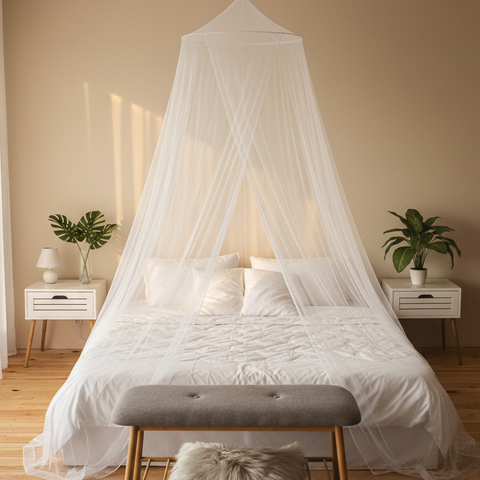 Weißes transparentes moskitonetz aus dünnem stoff mit 5 meter durchmesser elegant über bett drapiert