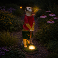 Solar-erdmännchen gärtner 30cm rotes und grünes gartenstatue mit leuchtender basis in kurzarmhemd und shorts
