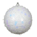 Weißer schneekugel polyfoam weihnachtsornament mit zarten blauen und violetten schneeflockenmustern