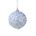 Ein kugel schaumstoff ornament mit schimmernder weißer und blauer irisierender facettierter kristalloberfläche