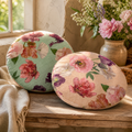 Zwei outdoor-stuhlkissen 38cm Ø in mintgrün und beige mit rosa und lila pfingstrosenblumenmuster