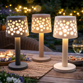 Drei moderne solar tischlampen 9x9x21cm mit zylindrischen bases und perforierten lampschirmen mit warmem licht