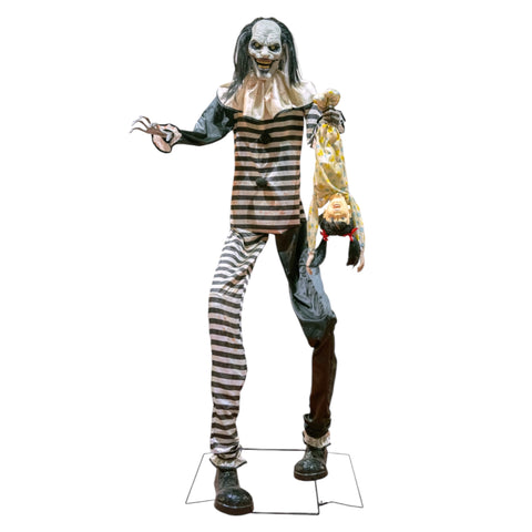 Gruseliger Clown mit Mädchen