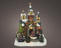 Led szene kirche weihnachtliche miniatur mit warmweißen led-lichtern, verschneitem dach und bunten fenstern