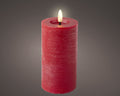 Rote texturierte led kerze aus wachs mit brennender flamme für dauerbetrieb indoor