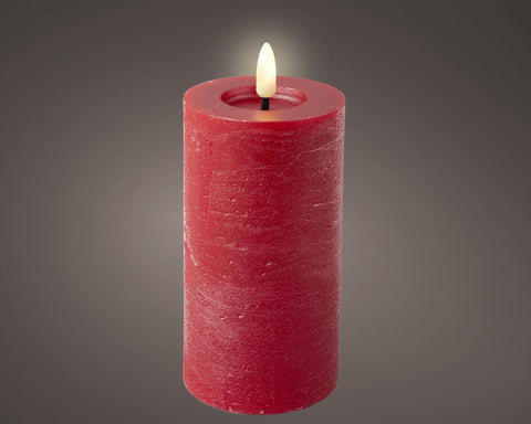 Rote texturierte led kerze aus wachs mit brennender flamme für dauerbetrieb indoor