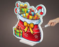 Ein festlicher roter weihnachtsstrumpf mit weißen punkten und goldschleife gefüllt mit bunten geschenken und zuckerstangen in der led infinity geschenktasche klein bunt 1,3x37x37,5 cm