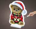 Led infinity bär bunt weihnachtliche leuchtfigur mit rotem und silbernem weihnachtsmütze und grün-rotem pullover