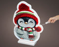 Ein festlicher beleuchteter LED-infinity-pinguin mit rot-grün gestreiftem strickmütze und passendem schal